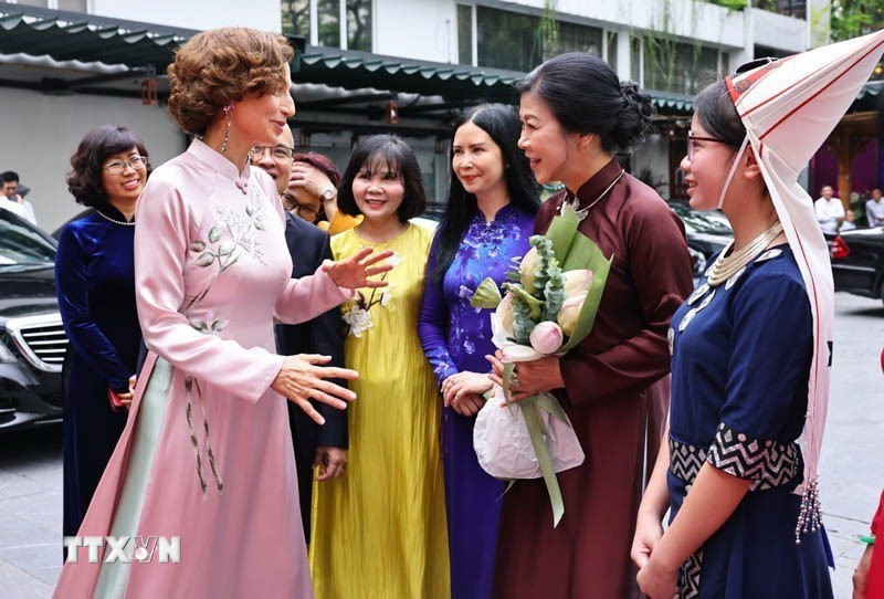 Phu nhân Tổng Bí thư, bà Ngô Phương Ly đón Tổng Giám đốc UNESCO Audrey Azoulay. (Ảnh: Minh Đức/TTXVN)
