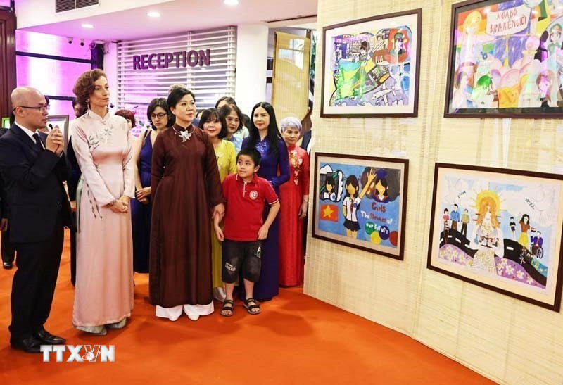 Phu nhân Tổng Bí thư, bà Ngô Phương Ly và Tổng Giám đốc UNESCO Audrey Azoulay thăm Bảo tàng Phụ nữ Việt Nam. (Ảnh: Minh Đức/TTXVN)