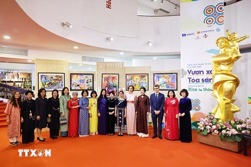 Phu nhân Tổng Bí thư, bà Ngô Phương Ly và Tổng Giám đốc UNESCO Audrey Azoulay thăm Bảo tàng Phụ nữ Việt Nam. (Ảnh: Minh Đức/TTXVN)