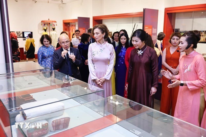 Phu nhân Tổng Bí thư, bà Ngô Phương Ly đón Tổng Giám đốc UNESCO Audrey Azoulay. (Ảnh: Minh Đức/TTXVN)