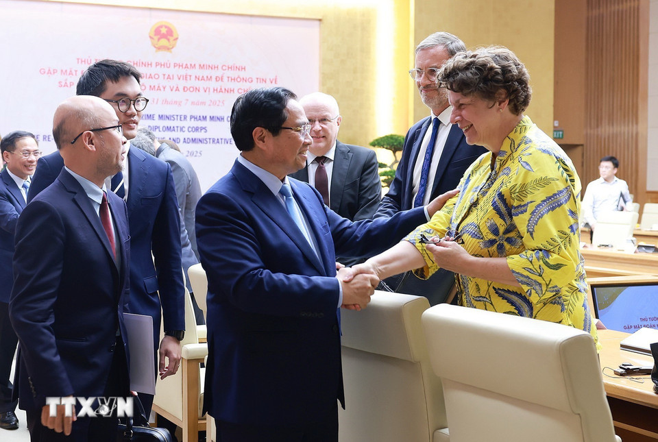 Thủ tướng Chính phủ Phạm Minh Chính với các Đại sứ, đại diện các tổ chức quốc tế tại Việt Nam. (Ảnh: Dương Giang/TTXVN)