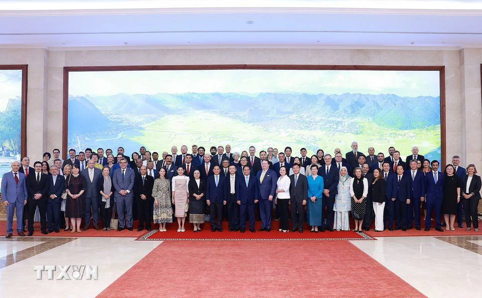 Thủ tướng Chính phủ Phạm Minh Chính với các Đại sứ, đại diện các tổ chức quốc tế tại Việt Nam. (Ảnh: Dương Giang/TTXVN)