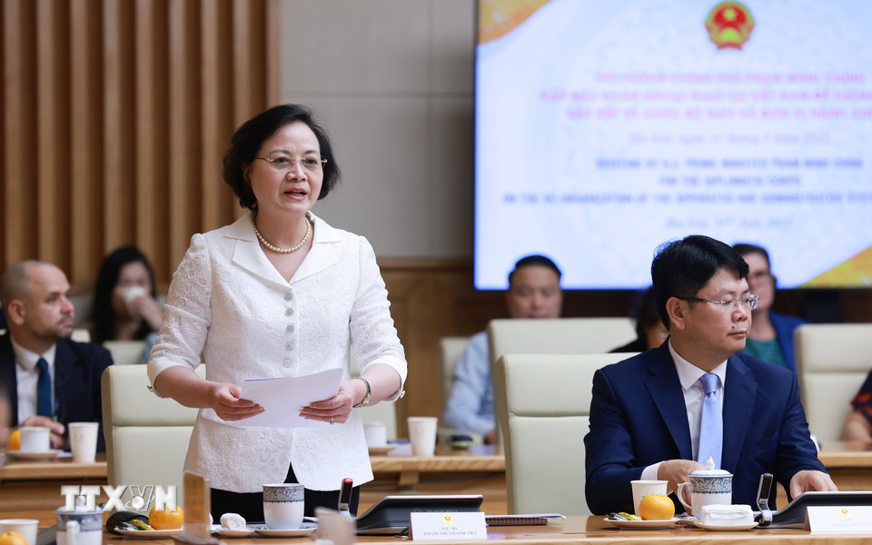 Bộ trưởng Bộ Nội vụ Phạm Thị Thanh Trà báo cáo về kết quả tinh gọn sắp xếp, tổ chức bộ máy và chính quyền địa phương hai cấp. (Ảnh: Dương Giang/TTXVN)