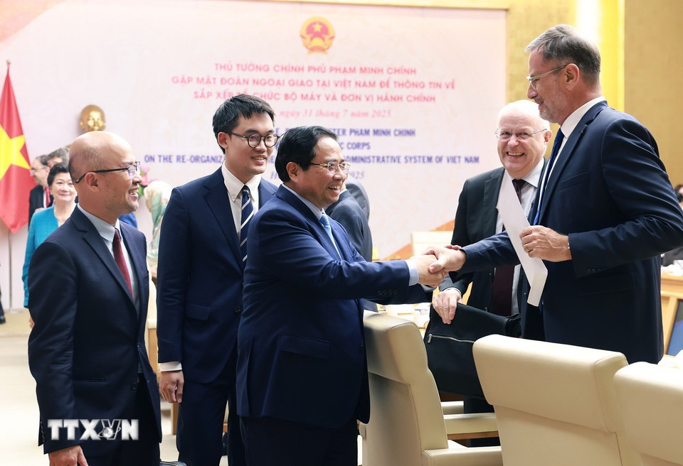 Thủ tướng Chính phủ Phạm Minh Chính với các Đại sứ, đại diện các tổ chức quốc tế tại Việt Nam. (Ảnh: Dương Giang/TTXVN)