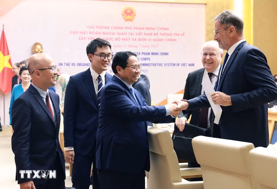 Thủ tướng Chính phủ Phạm Minh Chính với các Đại sứ, đại diện các tổ chức quốc tế tại Việt Nam. (Ảnh: Dương Giang/TTXVN)