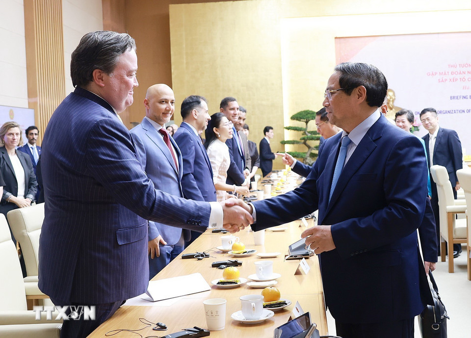 Thủ tướng Chính phủ Phạm Minh Chính với các Đại sứ, đại diện các tổ chức quốc tế tại Việt Nam. (Ảnh: Dương Giang/TTXVN)