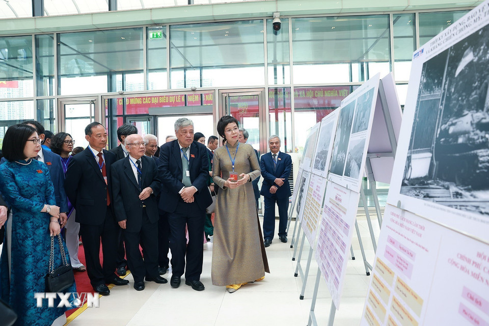 Tổng Giám đốc TTXVN Vũ Việt Trang giới thiệu với các đại biểu trưng bày ảnh với chủ đề “Dưới ngọn cờ Đảng, 80 năm Chính phủ phụng sự Tổ quốc, phục vụ Nhân dân” do TTXVN thực hiện. (Ảnh: Dương Giang/TTXVN)