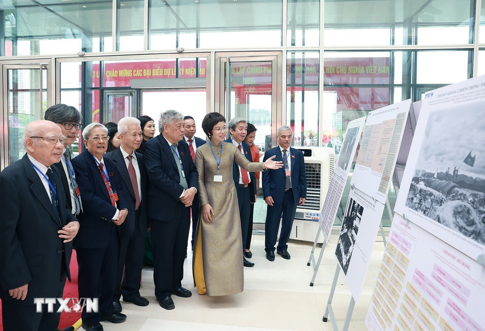 Tổng Giám đốc TTXVN Vũ Việt Trang giới thiệu với các đại biểu trưng bày ảnh với chủ đề “Dưới ngọn cờ Đảng, 80 năm Chính phủ phụng sự Tổ quốc, phục vụ Nhân dân” do TTXVN thực hiện. (Ảnh: Dương Giang/TTXVN)