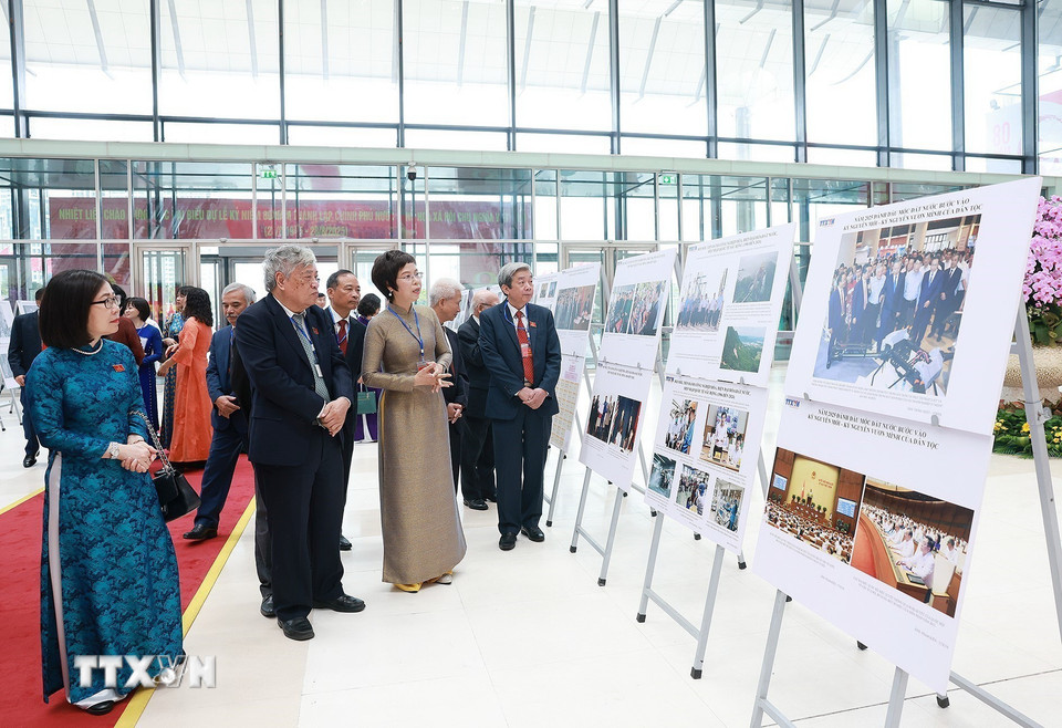 Tổng Giám đốc TTXVN Vũ Việt Trang giới thiệu với các đại biểu trưng bày ảnh với chủ đề “Dưới ngọn cờ Đảng, 80 năm Chính phủ phụng sự Tổ quốc, phục vụ Nhân dân” do TTXVN thực hiện. (Ảnh: Dương Giang/TTXVN)