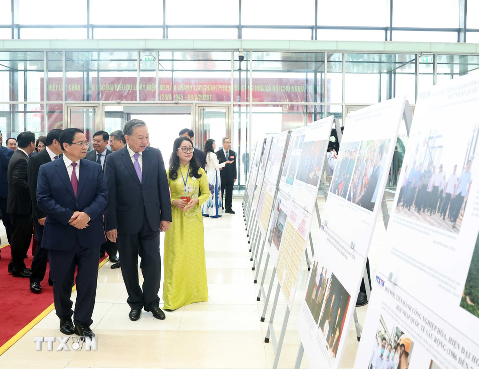 Tổng Bí thư Tô Lâm và Thủ tướng Phạm Minh Chính cùng các đại biểu tham quan trưng bày ảnh về hoạt động của Chính phủ qua các thời kỳ do TTXVN thực hiện. (Ảnh: Thống Nhất/TTXVN)