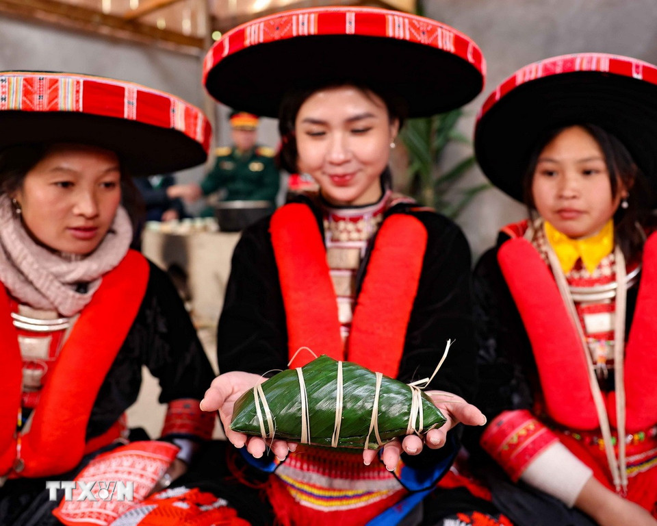 Ngày nay, những chiếc bánh chưng gù vẫn luôn hiện hữu trong ngày Tết của các gia đình người Dao. (Ảnh: Thanh Tùng/TTXVN)