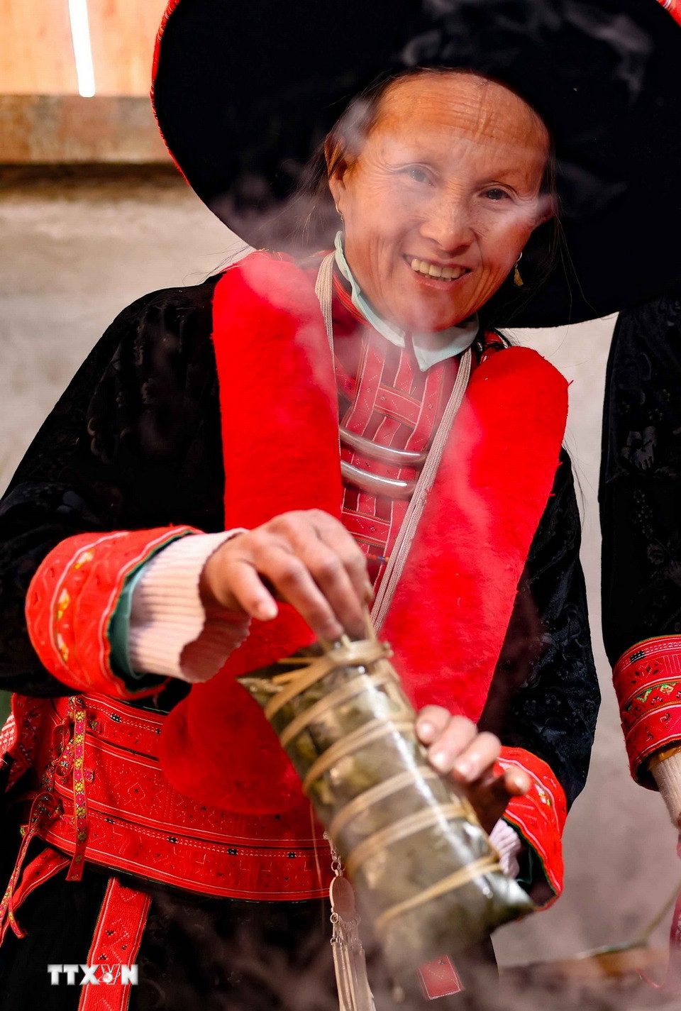 Chiếc bánh chưng do người Dao tự làm ra, mang bản sắc văn hóa, tập quán canh tác trên nương cạn. (Ảnh: Thanh Tùng/TTXVN)