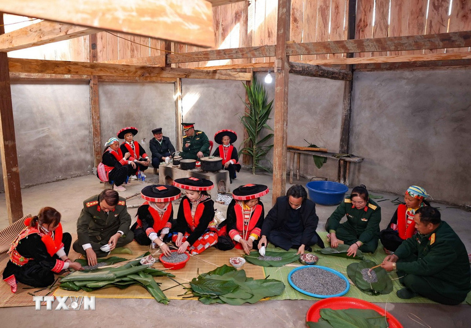 Ngày gói bánh chưng Tết của người Dao đỏ ở huyện Nguyên Bình thật háo hức, thật vui trong mỗi gia đình. (Ảnh: Thanh Tùng/TTXVN)