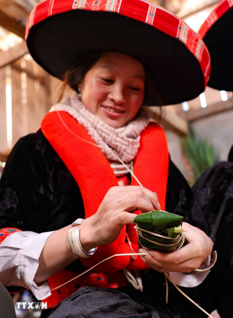 Một trong những tập quán và văn hóa đặc sắc của người Dao ở Việt Nam là thói quen, tập quán và văn hóa ẩm thực. Đặc biệt là việc chế biến các loại bánh và các món ăn trong ngày Tết. (Ảnh: Thanh Tùng/TTXVN)