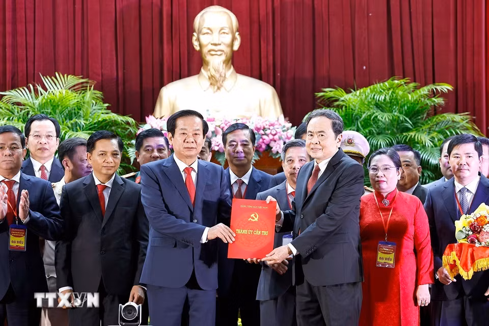 Chủ tịch Quốc hội Trần Thanh Mẫn trao Quyết định của Bộ Chính trị chỉ định Ban Chấp hành Đảng bộ thành phố Cần Thơ nhiệm kỳ 2020-2025 cho ông Đỗ Thanh Bình, Ủy viên Trung ương Đảng, Bí thư Thành ủy Cần Thơ. (Ảnh: Doãn Tấn/TTXVN)