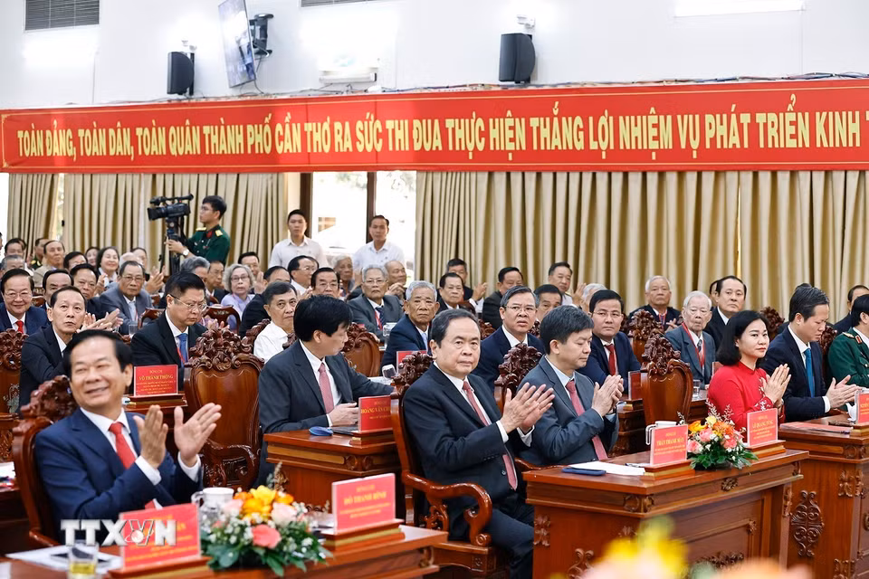 Chủ tịch Quốc hội Trần Thanh Mẫn và đại biểu thực hiện nghi thức chào cờ tại Lễ công bố Nghị quyết. (Ảnh: Doãn Tấn/TTXVN)