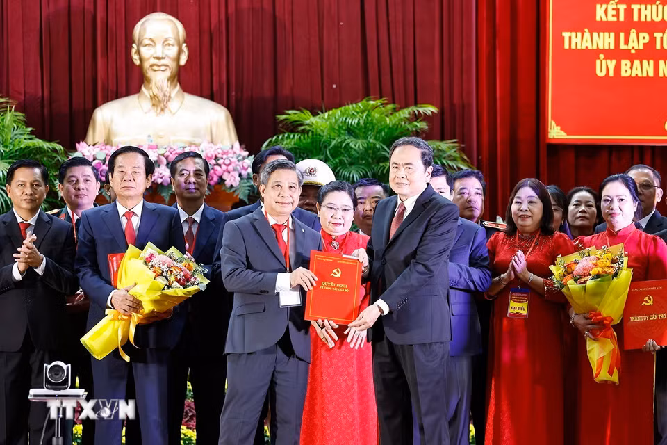 Chủ tịch Quốc hội Trần Thanh Mẫn trao Quyết định của Ban Bí thư chỉ định Ủy ban Kiểm tra Thành ủy, Chủ nhiệm, Phó Chủ nhiệm Ủy ban Kiểm tra Thành ủy Cần Thơ nhiệm kỳ 2020-2025. (Ảnh: Doãn Tấn/TTXVN)