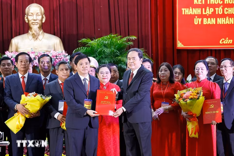 Chủ tịch Quốc hội Trần Thanh Mẫn trao Nghị quyết của Ủy ban Thường vụ Quốc hội chỉ định Trưởng đoàn, Phó Trưởng đoàn Đại biểu Quốc hội đơn vị thành phố Cần Thơ. (Ảnh: Doãn Tấn/TTXVN)