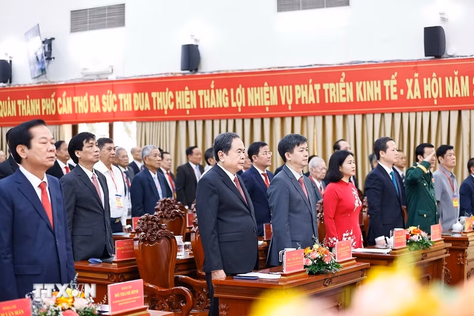 Chủ tịch Quốc hội Trần Thanh Mẫn và đại biểu thực hiện nghi thức chào cờ tại Lễ công bố Nghị quyết. (Ảnh: Doãn Tấn/TTXVN)