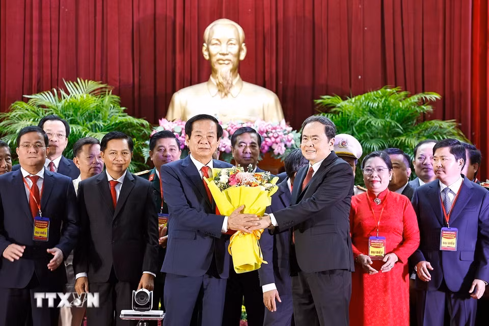 Chủ tịch Quốc hội Trần Thanh Mẫn chúc mừng ông Đỗ Thanh Bình, Ủy viên Trung ương Đảng, Bí thư Thành ủy Cần Thơ. (Ảnh: Doãn Tấn/TTXVN)