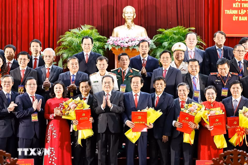 Chủ tịch Quốc hội Trần Thanh Mẫn trao các quyết định của Bộ Chính trị, Ban Bí thư và tặng hoa chúc mừng Ban Chấp hành, Ban Thường vụ, Bí thư, Phó Bí thư Thành ủy Cần Thơ nhiệm kỳ 2020-2025. (Ảnh: Doãn Tấn/TTXVN)