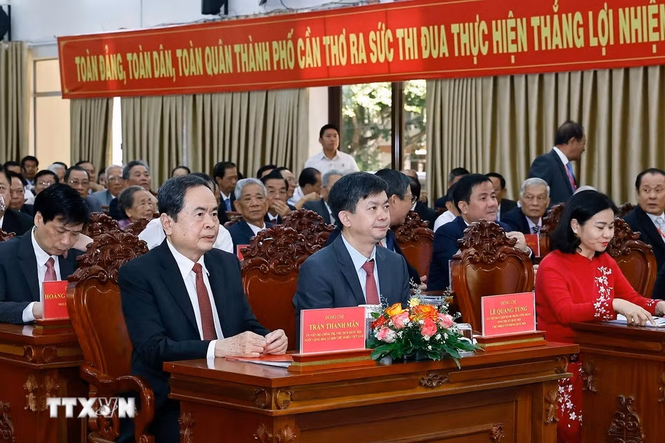 Chủ tịch Quốc hội Trần Thanh Mẫn và đại biểu dự Lễ công bố Nghị quyết. (Ảnh: Doãn Tấn/TTXVN)