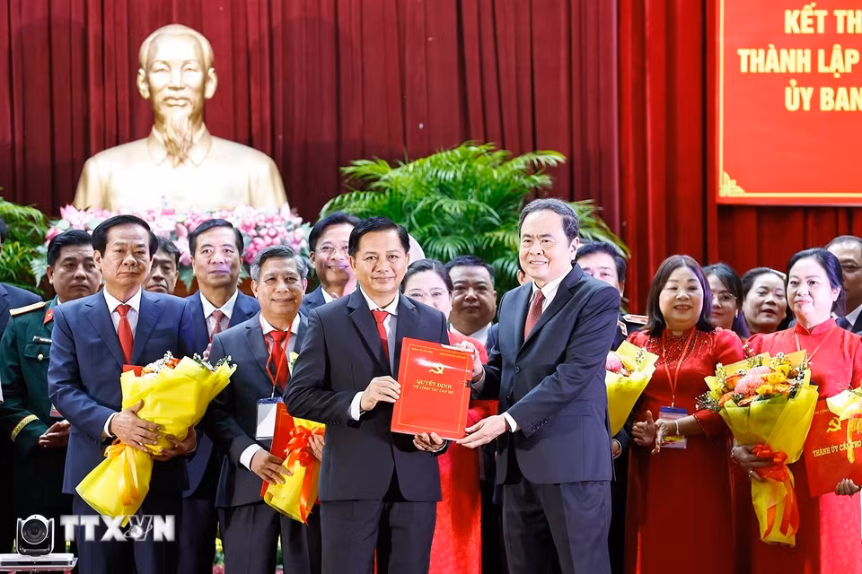 Chủ tịch Quốc hội Trần Thanh Mẫn trao Quyết định của Thủ tướng Chính phủ chỉ định Chủ tịch, Phó Chủ tịch Ủy ban nhân dân thành phố Cần Thơ. (Ảnh: Doãn Tấn/TTXVN)