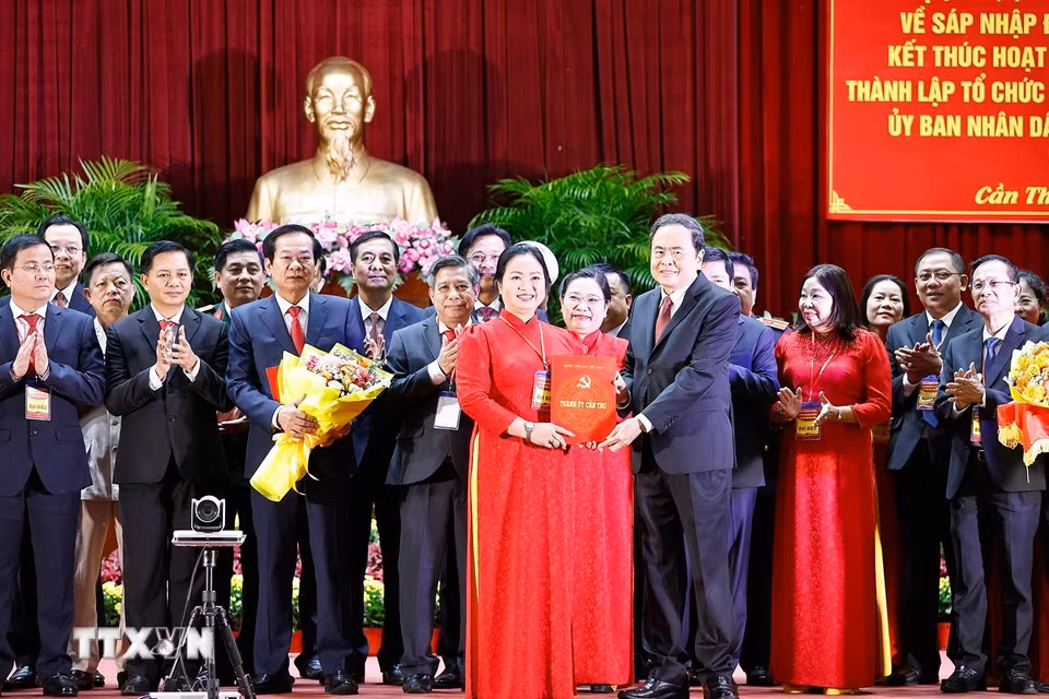 Chủ tịch Quốc hội Trần Thanh Mẫn trao Quyết định của Ban Bí thư chỉ định Ủy ban Kiểm tra Thành ủy, Chủ nhiệm, Phó Chủ nhiệm Ủy ban Kiểm tra Thành ủy Cần Thơ nhiệm kỳ 2020-2025. (Ảnh: Doãn Tấn/TTXVN)