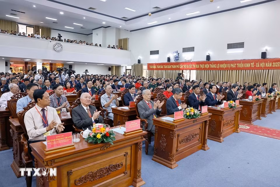 Chủ tịch Quốc hội Trần Thanh Mẫn và đại biểu thực hiện nghi thức chào cờ tại Lễ công bố Nghị quyết. (Ảnh: Doãn Tấn/TTXVN)