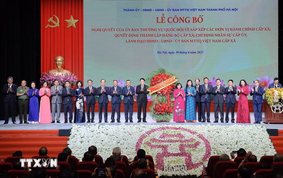 Chủ tịch nước Lương Cường trao tặng lẵng hoa, chúc mừng Đảng bộ, chính quyền và nhân dân thành phố Hà Nội. (Ảnh: Lâm Khánh/TTXVN)