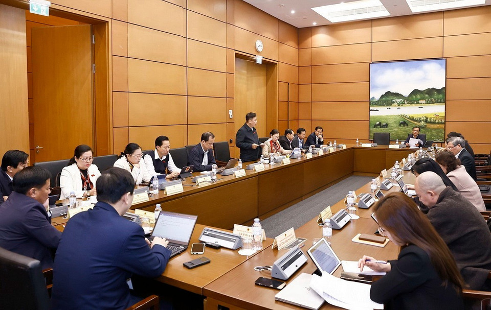 Đoàn đại biểu Quốc hội các tỉnh Vĩnh Long, Điện Biên, Kon Tum và thành phố Cần Thơ thảo luận ở tổ. (Ảnh: Doãn Tấn/TTXVN)