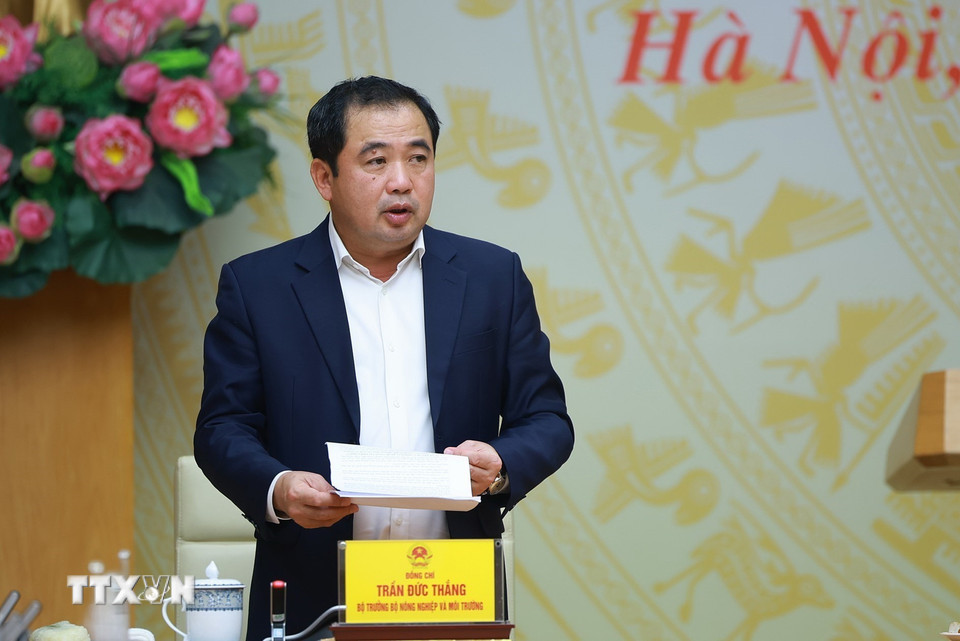 Bộ trưởng Bộ Nông nghiệp và Môi trường Trần Đức Thắng báo cáo kết quả công tác chống khai thác hải sản bất hợp pháp, không báo cáo và không theo quy định. (Ảnh: Dương Giang/TTXVN)