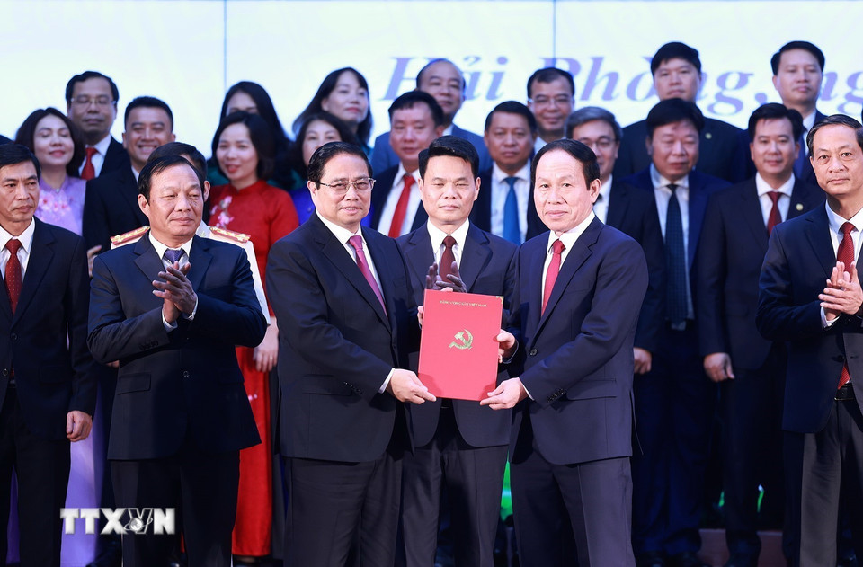 Thủ tướng Phạm Minh Chính trao Quyết định của Bộ Chính trị về việc chỉ định Bí thư Thành ủy Hải Phòng (mới), nhiệm kỳ 2020-2025 cho ông Lê Tiến Châu. (Ảnh: Dương Giang/TTXVN)