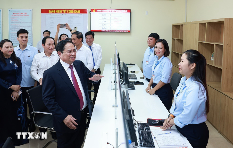 Thủ tướng Phạm Minh Chính với cán bộ, nhân viên phường Hồng An, thành phố Hải Phòng. (Ảnh: Dương Giang/TTXVN)