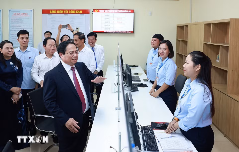 Thủ tướng Phạm Minh Chính với cán bộ, nhân viên phường Hồng An, thành phố Hải Phòng. (Ảnh: Dương Giang/TTXVN)