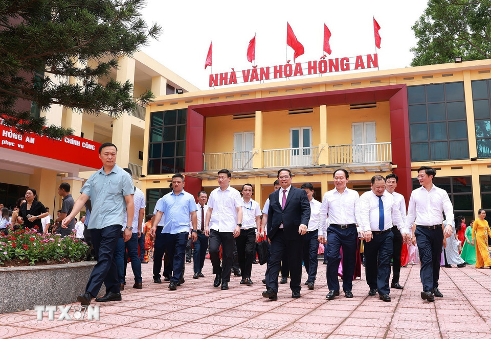 Thủ tướng Phạm Minh Chính thăm Trung tâm phục vụ hành chính công phường Hồng An, thành phố Hải Phòng. (Ảnh: Dương Giang/TTXVN)