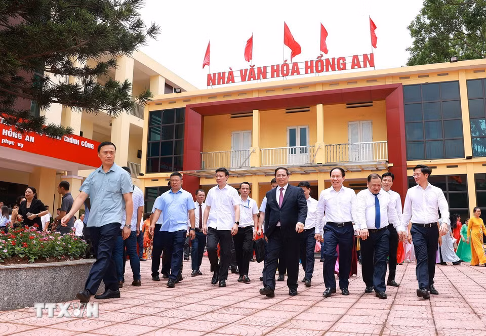 Thủ tướng Phạm Minh Chính thăm Trung tâm phục vụ hành chính công phường Hồng An, thành phố Hải Phòng. (Ảnh: Dương Giang/TTXVN)