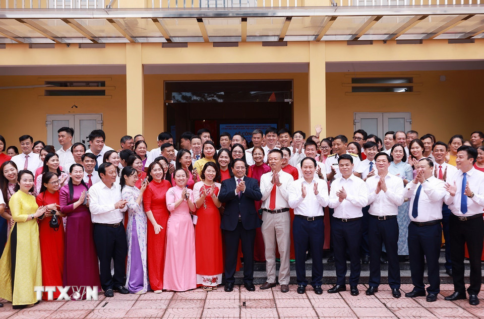 Thủ tướng Phạm Minh Chính với cán bộ, nhân viên phường Hồng An, thành phố Hải Phòng. (Ảnh: Dương Giang/TTXVN)