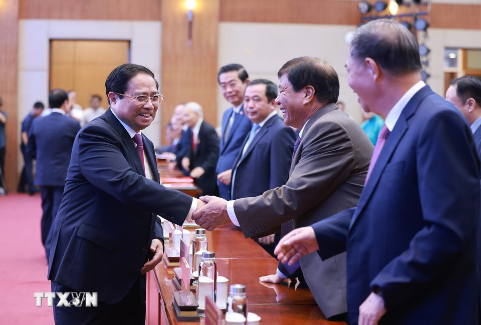 Thủ tướng Phạm Minh Chính với lãnh đạo, nguyên lãnh đạo thành phố Hải Phòng tại Lễ công bố các nghị quyết, quyết định của Trung ương về sáp nhập đơn vị hành chính của thành phố Hải Phòng. (Ảnh: Dương Giang/TTXVN)