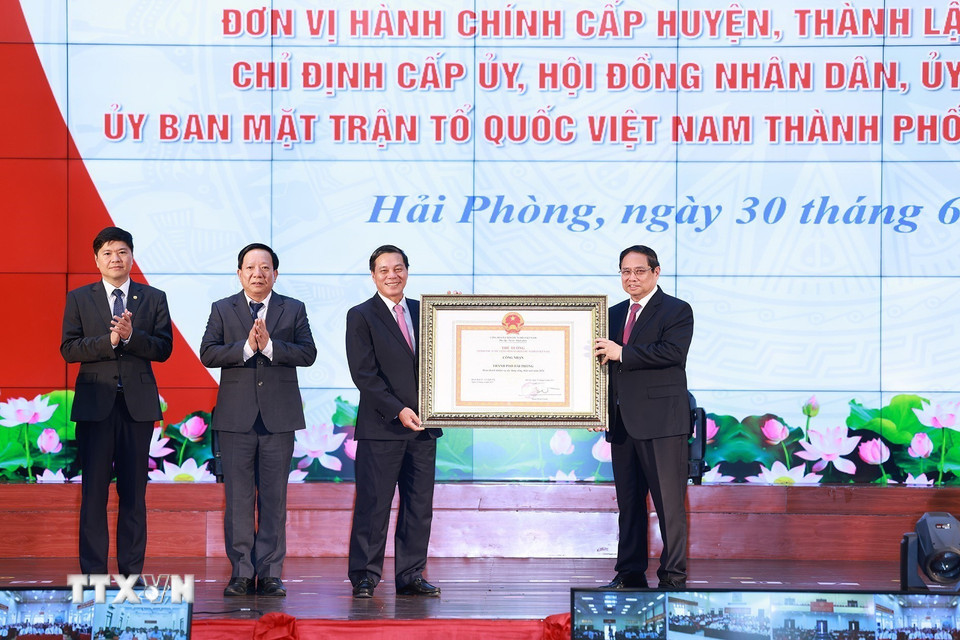 Thủ tướng Phạm Minh Chính trao Công nhận thành phố Hải Phòng hoàn thành nhiệm vụ xây dựng nông thôn mới năm 2024. (Ảnh: Dương Giang/TTXVN)