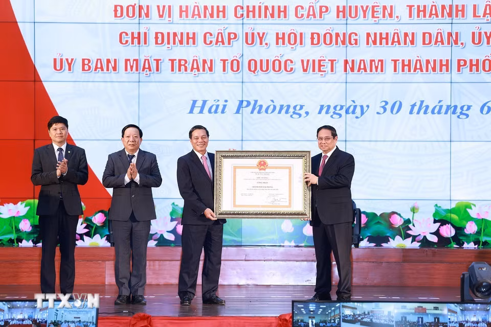 Thủ tướng Phạm Minh Chính trao Công nhận thành phố Hải Phòng hoàn thành nhiệm vụ xây dựng nông thôn mới năm 2024. (Ảnh: Dương Giang/TTXVN)