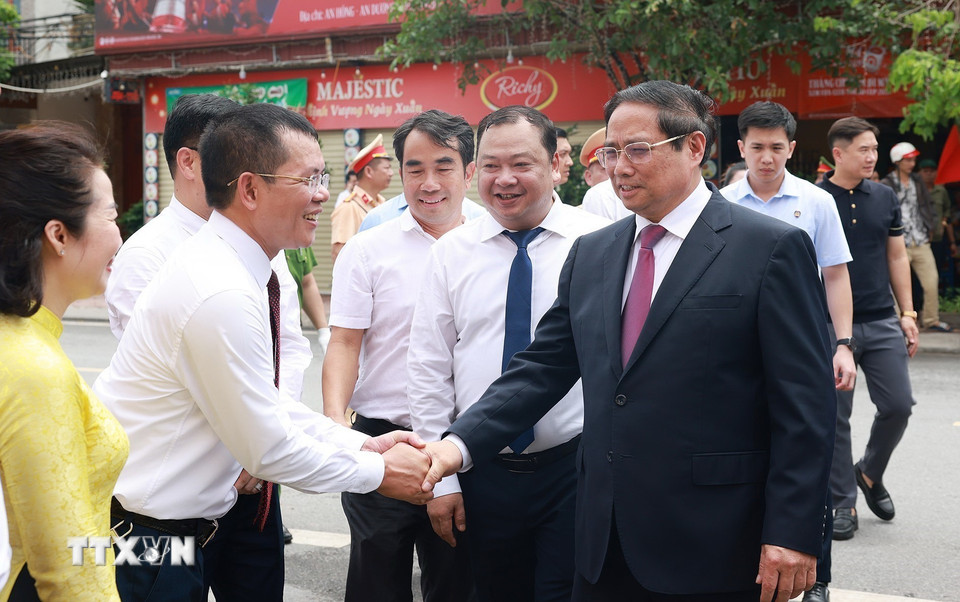 Thủ tướng Phạm Minh Chính thăm Trung tâm hành chính công phường Hồng An, thành phố Hải Phòng. (Ảnh: Dương Giang/TTXVN)