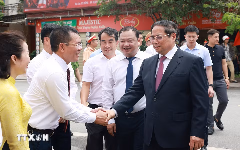 Thủ tướng Phạm Minh Chính thăm Trung tâm hành chính công phường Hồng An, thành phố Hải Phòng. (Ảnh: Dương Giang/TTXVN)