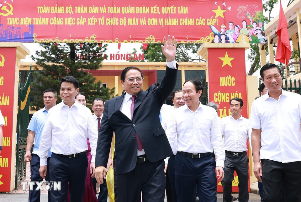 Thủ tướng Phạm Minh Chính thăm Trung tâm phục vụ hành chính công phường Hồng An, thành phố Hải Phòng. (Ảnh: Dương Giang/TTXVN)