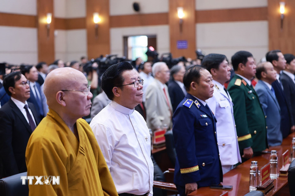 Lãnh đạo nguyên lãnh đạo thành phố Hải Phòng tham dự Lễ công bố các nghị quyết, quyết định của Trung ương về sáp nhập đơn vị hành chính cho thành phố Hải Phòng. (Ảnh: Dương Giang/TTXVN)