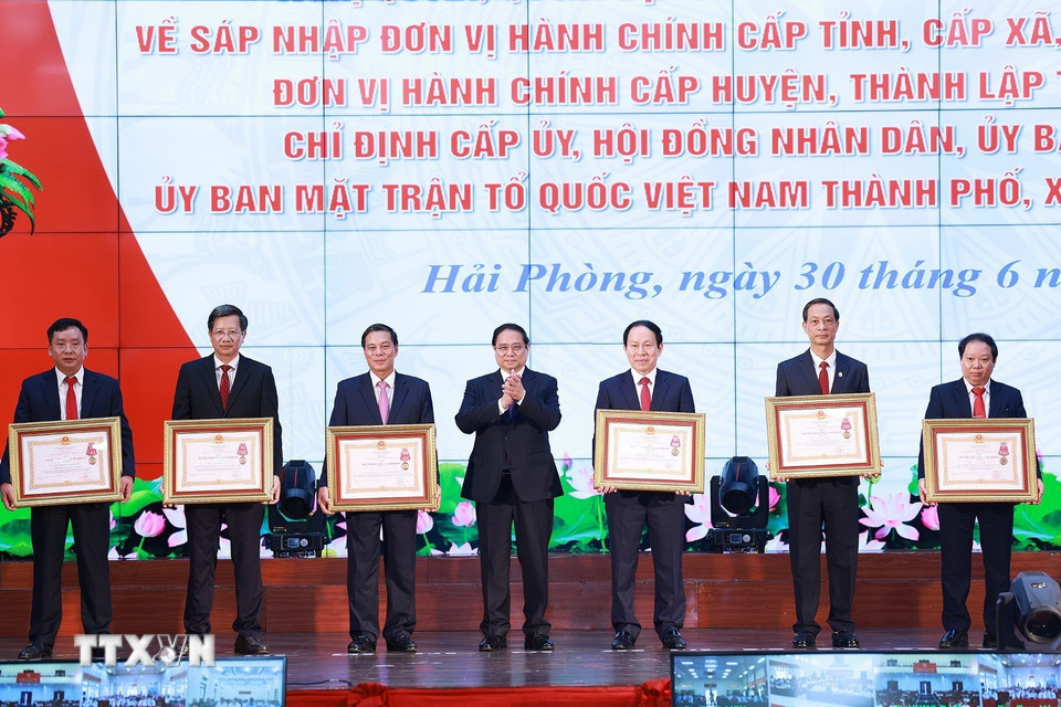 Thủ tướng Phạm Minh Chính trao Huân chương Lao động hạng Nhì, hạng Ba của Chủ tịch nước cho các cá nhân có thành tích xuất sắc trong công tác lãnh đạo, chỉ đạo góp phần xây dựng và bảo vệ Tổ quốc. (Ảnh: Dương Giang/TTXVN)