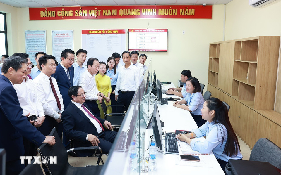 Thủ tướng Phạm Minh Chính thăm Trung tâm phục vụ hành chính công phường Hồng An, thành phố Hải Phòng. (Ảnh: Dương Giang/TTXVN)