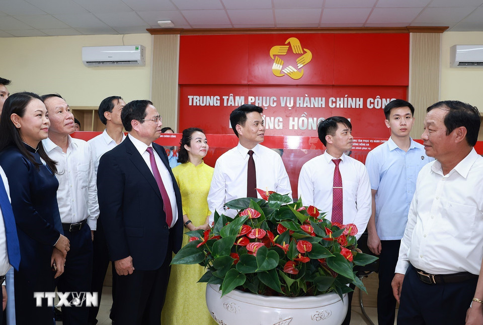 Thủ tướng Phạm Minh Chính thăm Trung tâm phục vụ hành chính công phường Hồng An, thành phố Hải Phòng. (Ảnh: Dương Giang/TTXVN)