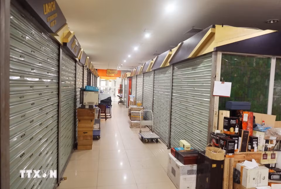 Nhiều kiốt tại chợ Hàng Da đóng cửa giữa đợt cao điểm chống hàng giả. (Ảnh: Thành Phương/TTXVN)