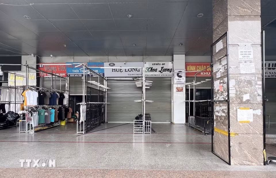 Nhiều cửa hàng tại Trung tâm thương mại chợ Sơn Long (huyện Gia Lâm) đóng cửa, cho thuê lại mặt bằng giữa đợt cao điểm chống hàng giả. (Ảnh: Thành Phương/TTXVN)